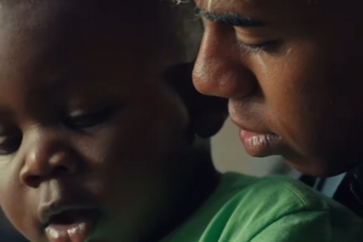 可爱捏亚马尔10号球衣创意视频，他3岁的弟弟小凯恩出镜