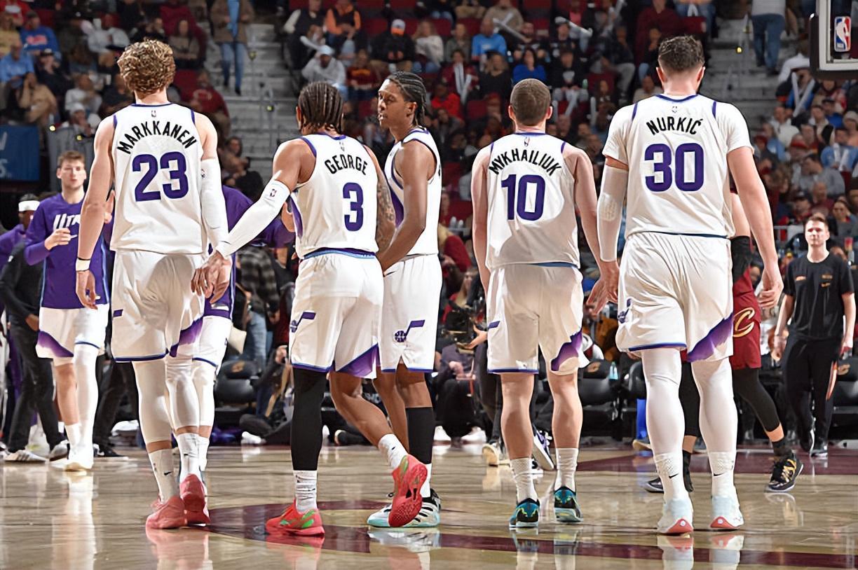 偶尔也能打出一些东西，爵士锋线新星看起来也是在稳步提升之中？